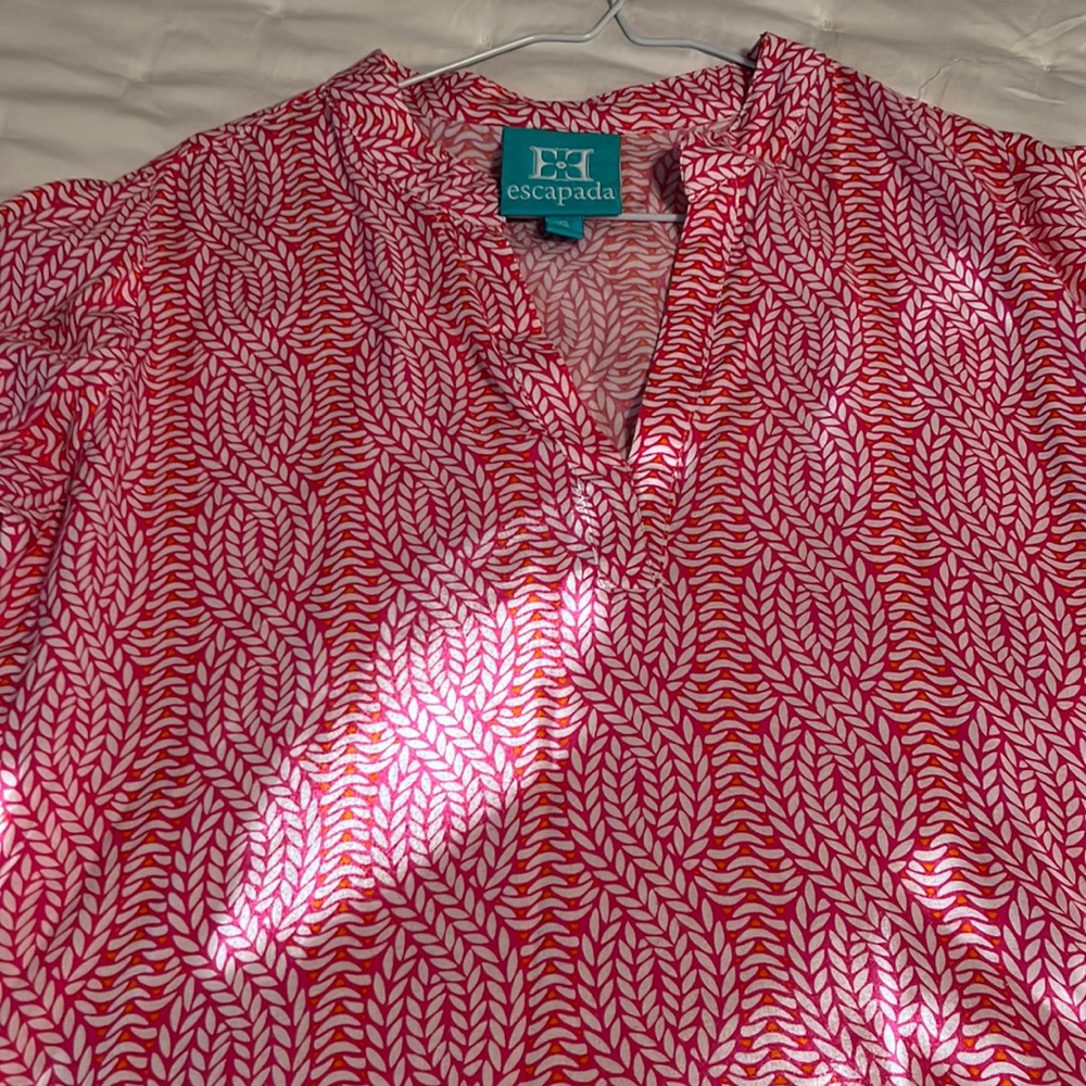 Small Escapada 3/4 sleeve pink print blouse.